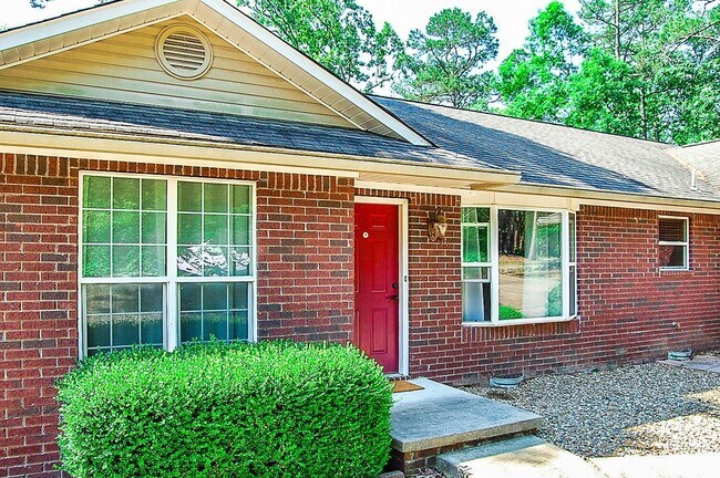 Building Photo - 3 Bedrooms and 2 full baths make the perfect layout for everyone! Call 501-922-9997 to set up a s...