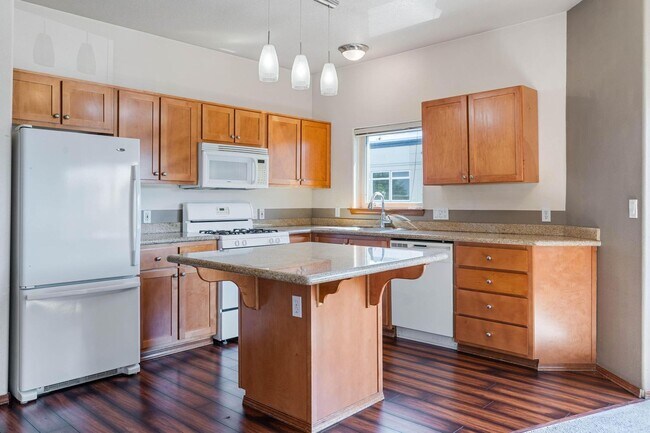 Building Photo - Immaculate 2-bdrm/2-bath, 2nd-floor, corner-unit condo in Bethany Village.  In-unit laundry, deed...