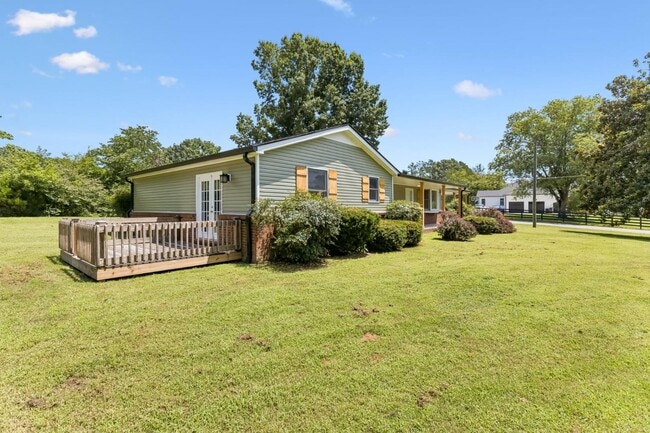 Building Photo - 1001 Lakeside Dr