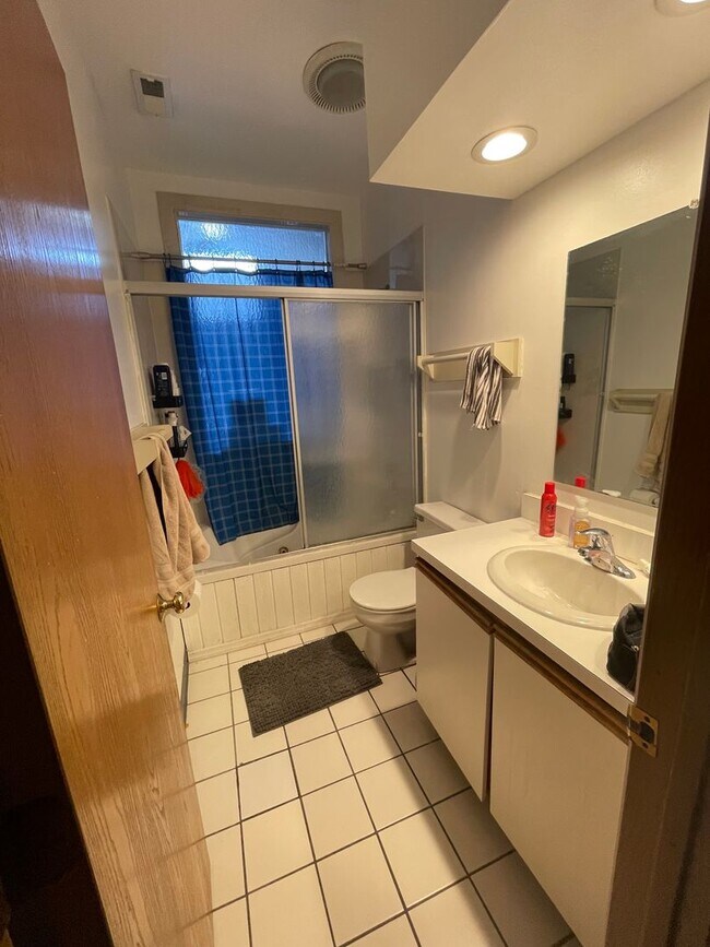 Building Photo - OSU North Campus 5 bedroom 2 bath apartment