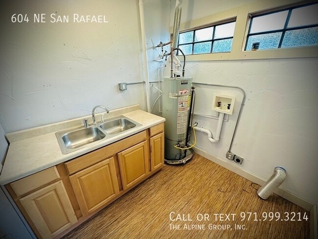 Building Photo - 604 NE San Rafael St
