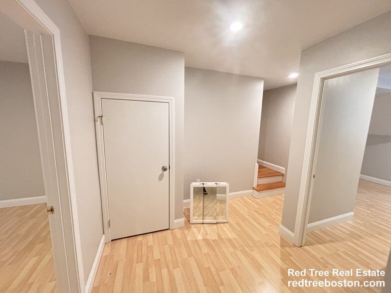 Building Photo - 10 Strathmore Rd