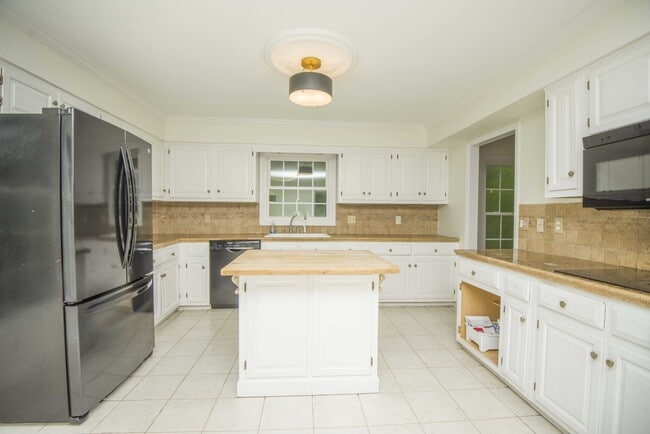 Building Photo - 11144 Pleasant Forest Dr