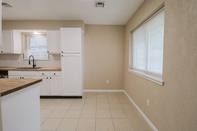 Building Photo - 3 bed/2bath! Fully remodeled!