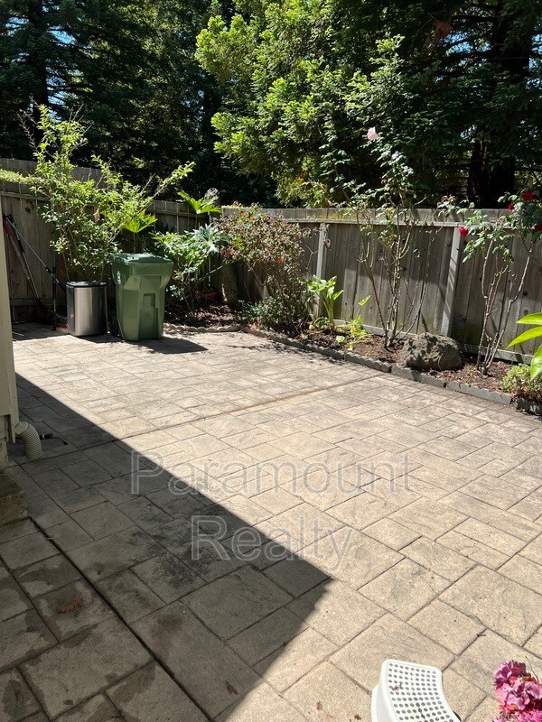 Building Photo - 600 Praderia Cir