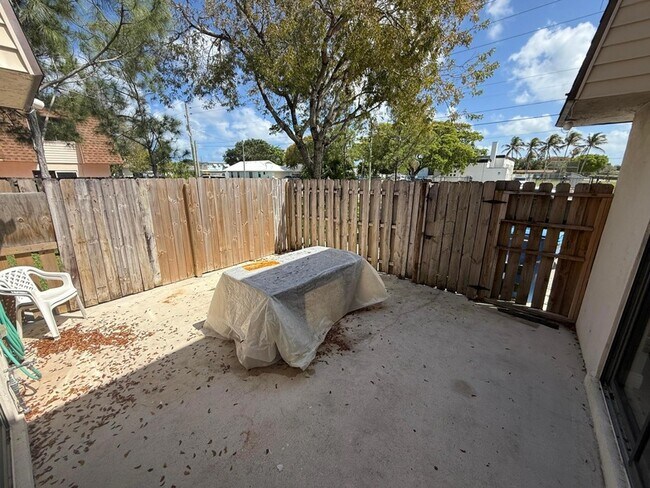 Building Photo - 717 W Ocean Ave