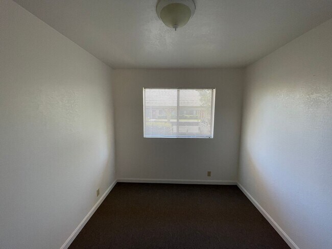 Building Photo - La Tierra Garden Apartments (2 Bed 1 Bath)