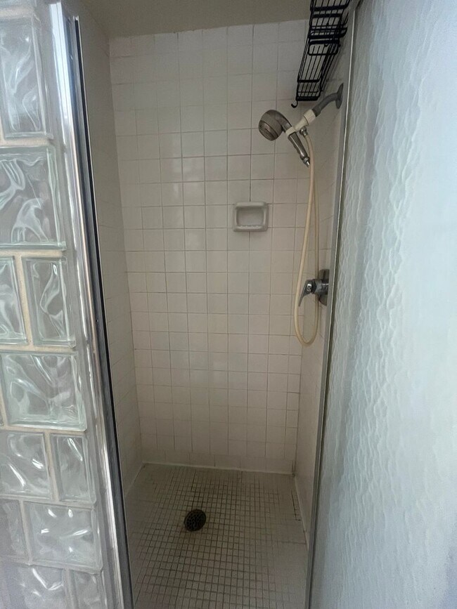 Building Photo - Light, bright, & Move- In ready with ultimate flexibility!
