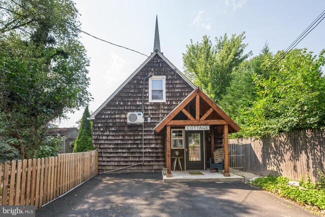 Building Photo - 808 Monroe Ave