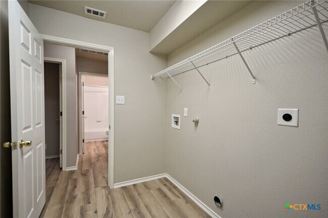 Building Photo - 2489 Medina Dr