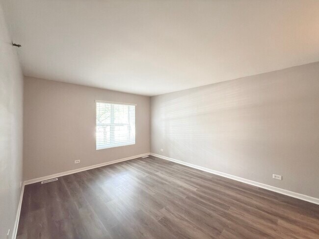 Building Photo - 5S525 Scots Dr