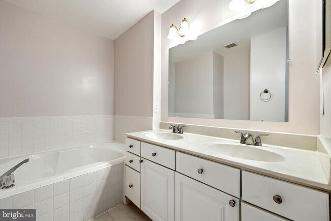 Building Photo - 9215 Cardinal Forest Ln