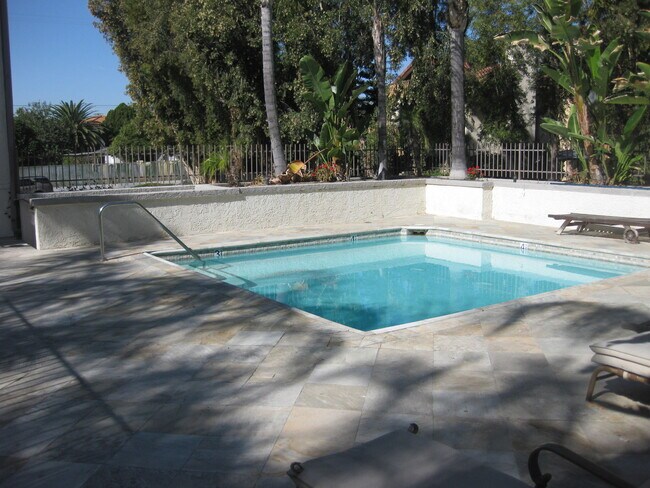 Building Photo - Beautiful 2-Bed, 2-Bath Winnetka Condo – S...