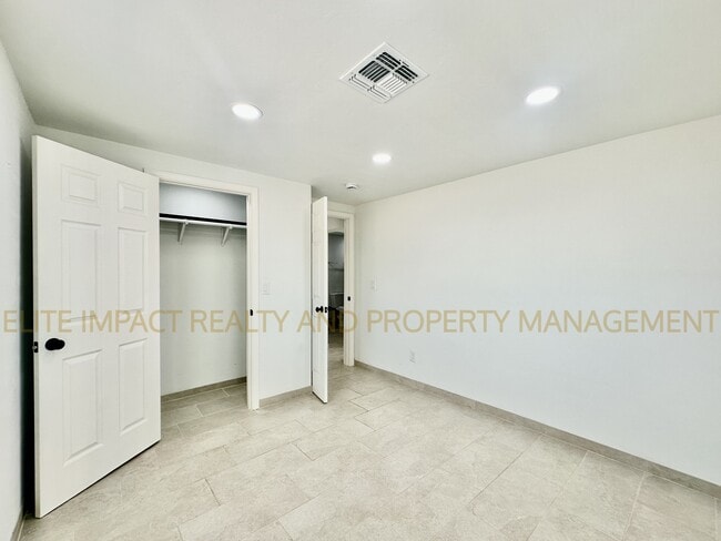 Building Photo - 3921 E Blacklidge Dr