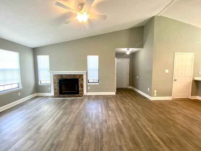 Building Photo - Beautiful 3 Bedroom 2 Bathroom House Off o...
