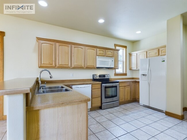 Building Photo - 3 Bedroom and Office!