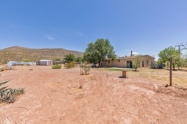 Building Photo - Private 3 bedroom, 1 bath with Large Fenced-in Backyard