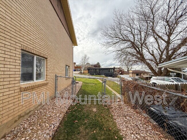 Building Photo - 1011 Claremont Dr