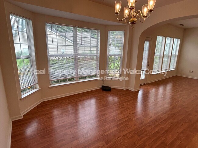 Building Photo - 2500 Valley Haven Dr