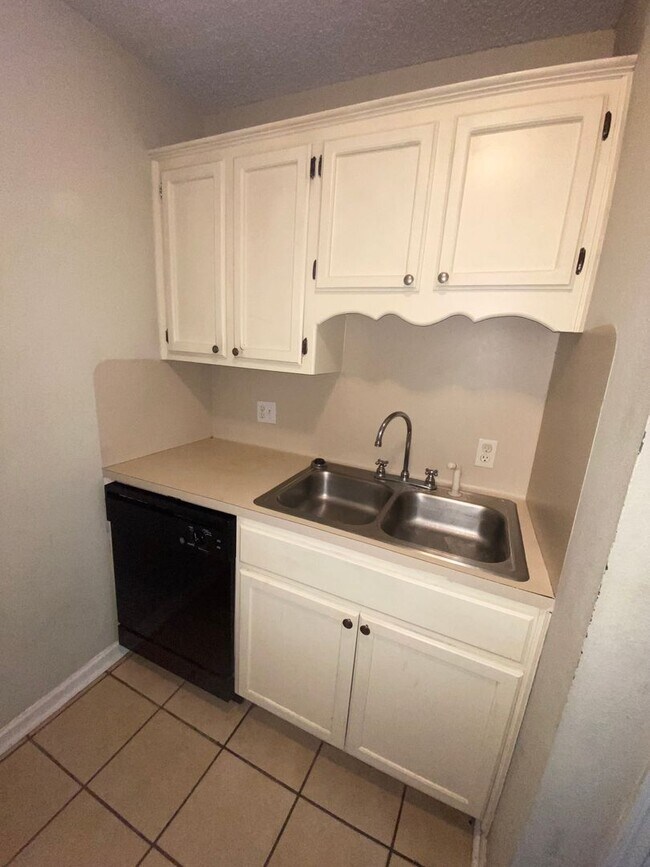 Building Photo - 1134-1136 Willow Creek Dr