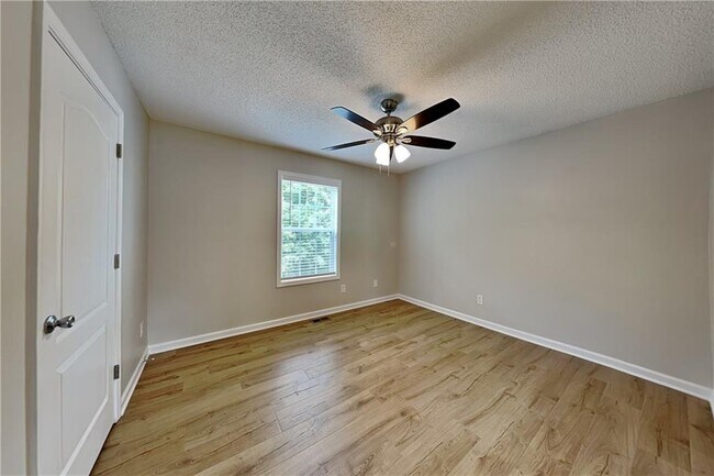 Building Photo - 42 Oak Springs Ln