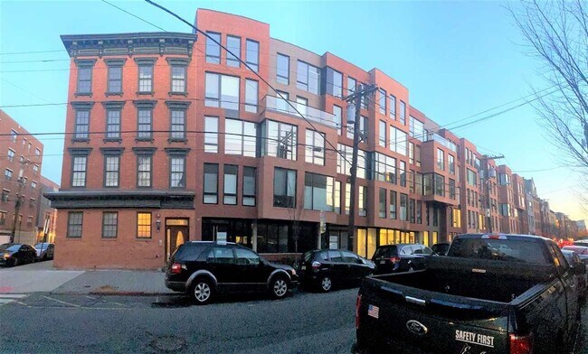 Building Photo - 133 Grand St