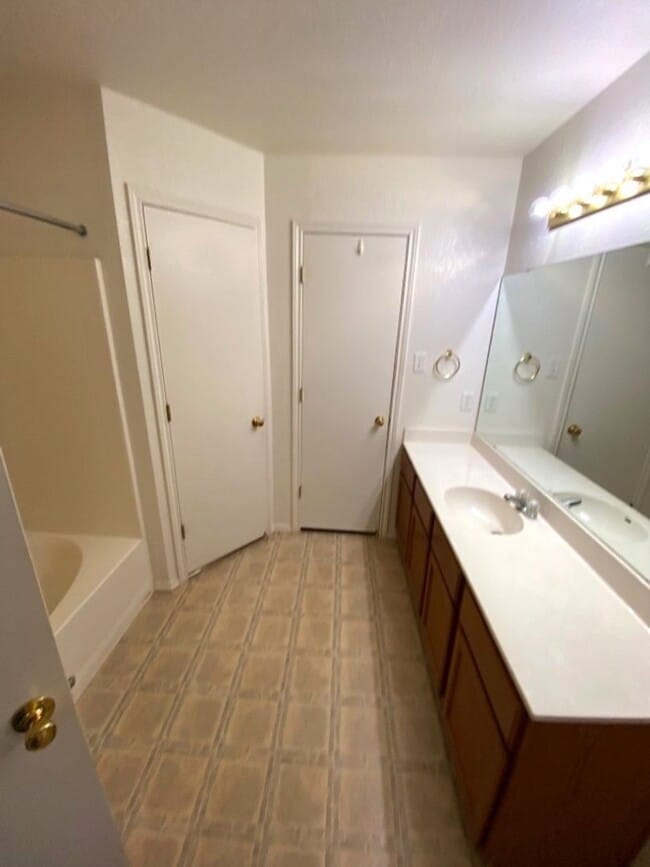 Building Photo - AVAILABLE NOW!