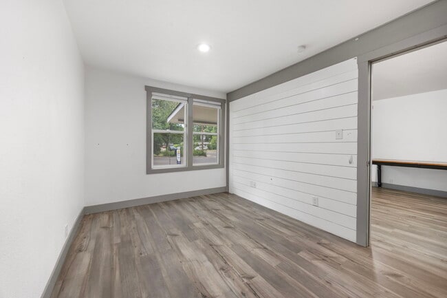 Building Photo - 527 S Bryan Ave