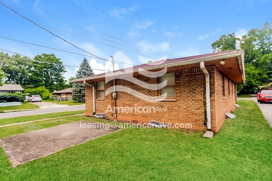 Building Photo - 3950 N Irvington Ave