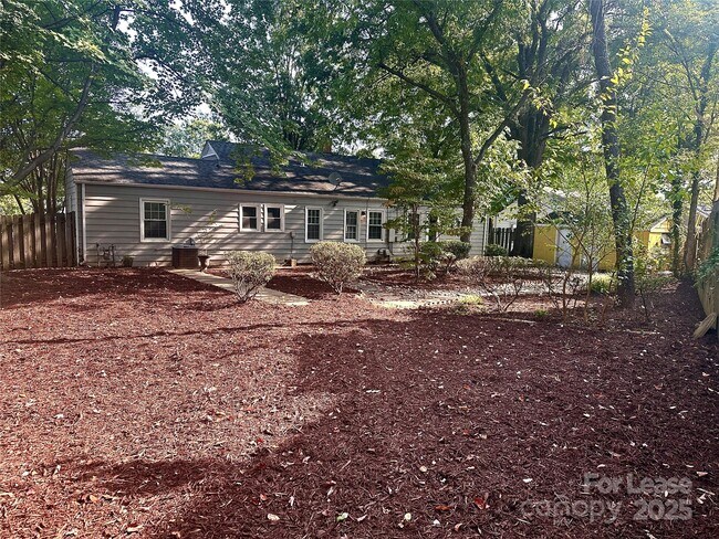 Building Photo - 900 Everett Pl