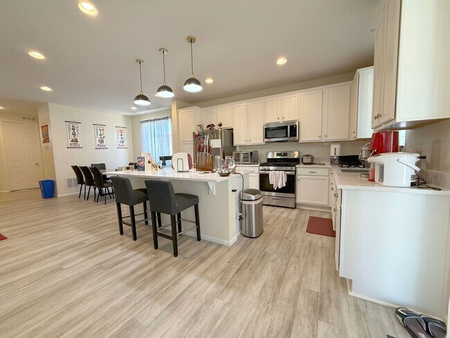 Building Photo - Gorgeous 4-Bedroom Home in Desirable Creek...