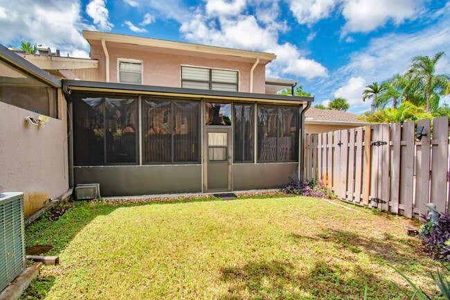 Building Photo - 6640 Thornhill Ct