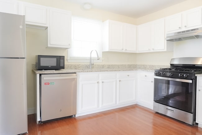 Building Photo - 61 Cooper St