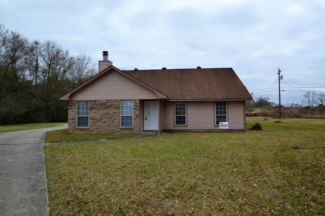 Building Photo - Newly updated 4 bedroom, 2 bath home in Me...