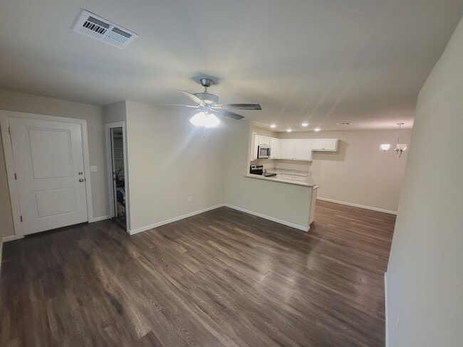 Building Photo - 1511 Rosewood Dr