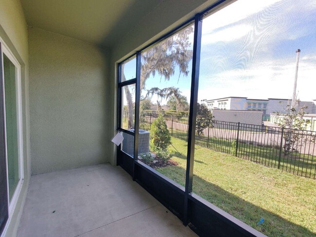 Building Photo - Spacious End-Unit Townhouse in FishHawk Ranch | Top-Rated Schools