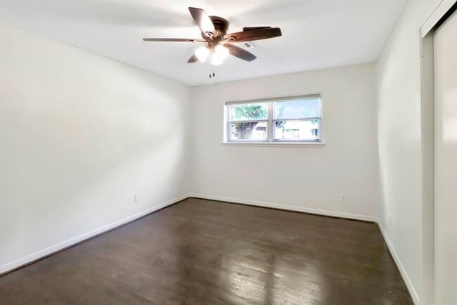 Building Photo - 5602 Sylmar Rd