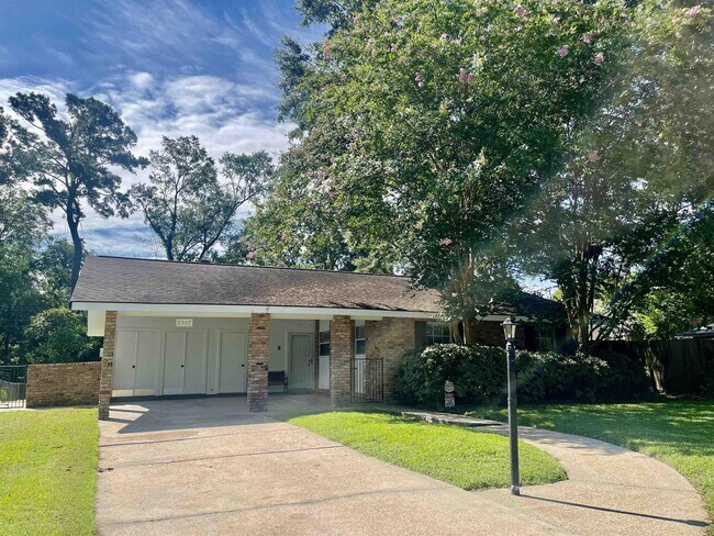 Building Photo - 6967 Menlo Dr