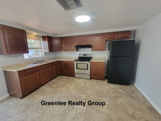 Building Photo - Spacious 2 Bed/ 1 Bath Triplex Apt. Trash and Lawn Included!