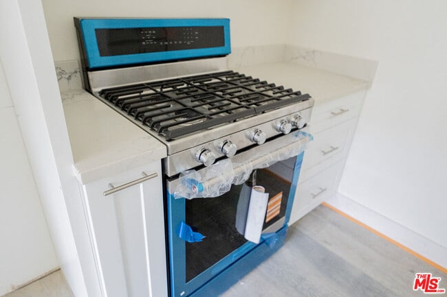 Building Photo - 10043 Haines Canyon Ave