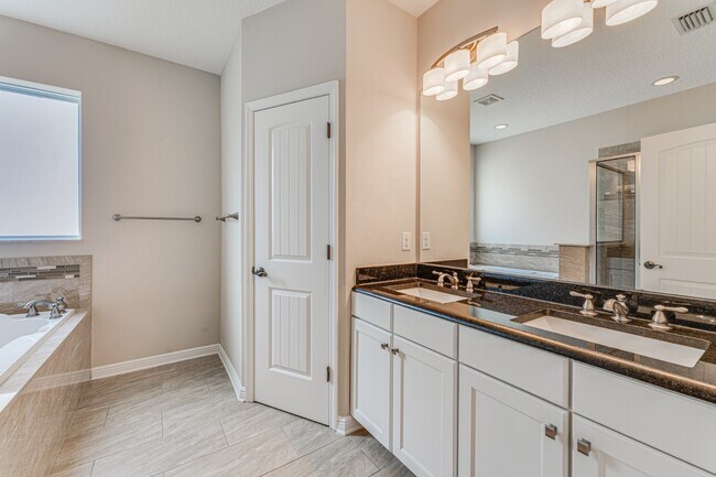 Building Photo - Stunning David weekly designed 3 BR+ OFFICE/ 2.5 BA / 2 Car executive townhouse in Hyde Park / So...