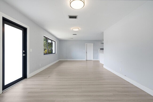 Building Photo - 21341 NE 25th Ct