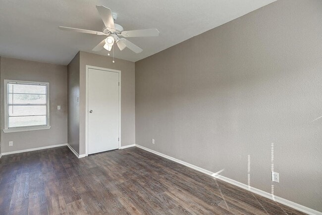 Building Photo - 10921 Shady Ln