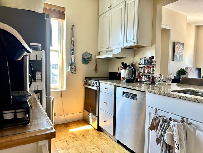 Building Photo - 108 Myrtle St