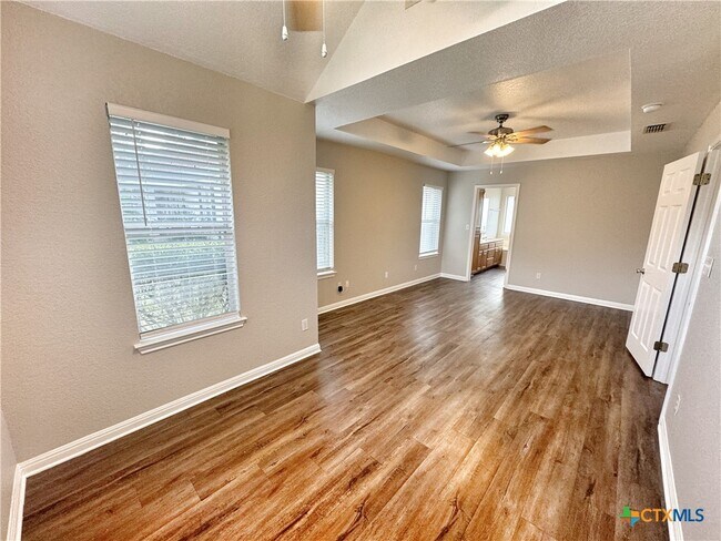 Building Photo - 521 Woodlake Dr