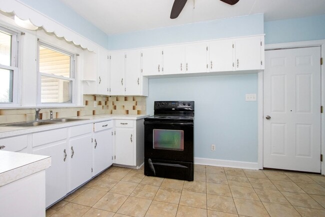 Building Photo - Four Bedroom Single-Family Home