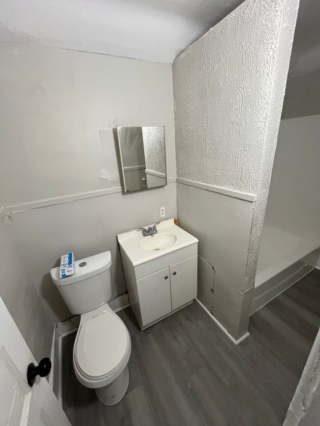 Building Photo - Section 8 Accepted, 3-bedroom home, perfec...