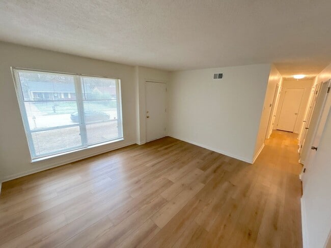 Building Photo - 1885 Dessa Dr