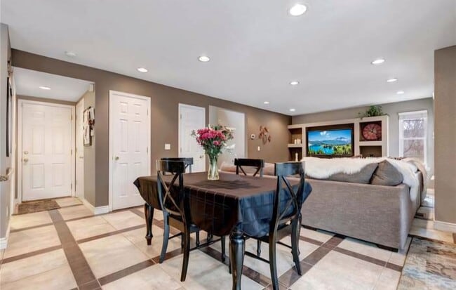 Building Photo - Gorgeous home in Littleton!