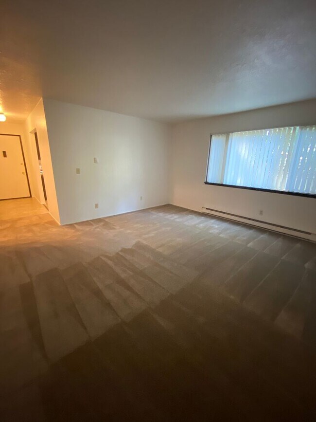 Building Photo - Upstairs 2 Bedroom, 1 Bathroom Apartment Home